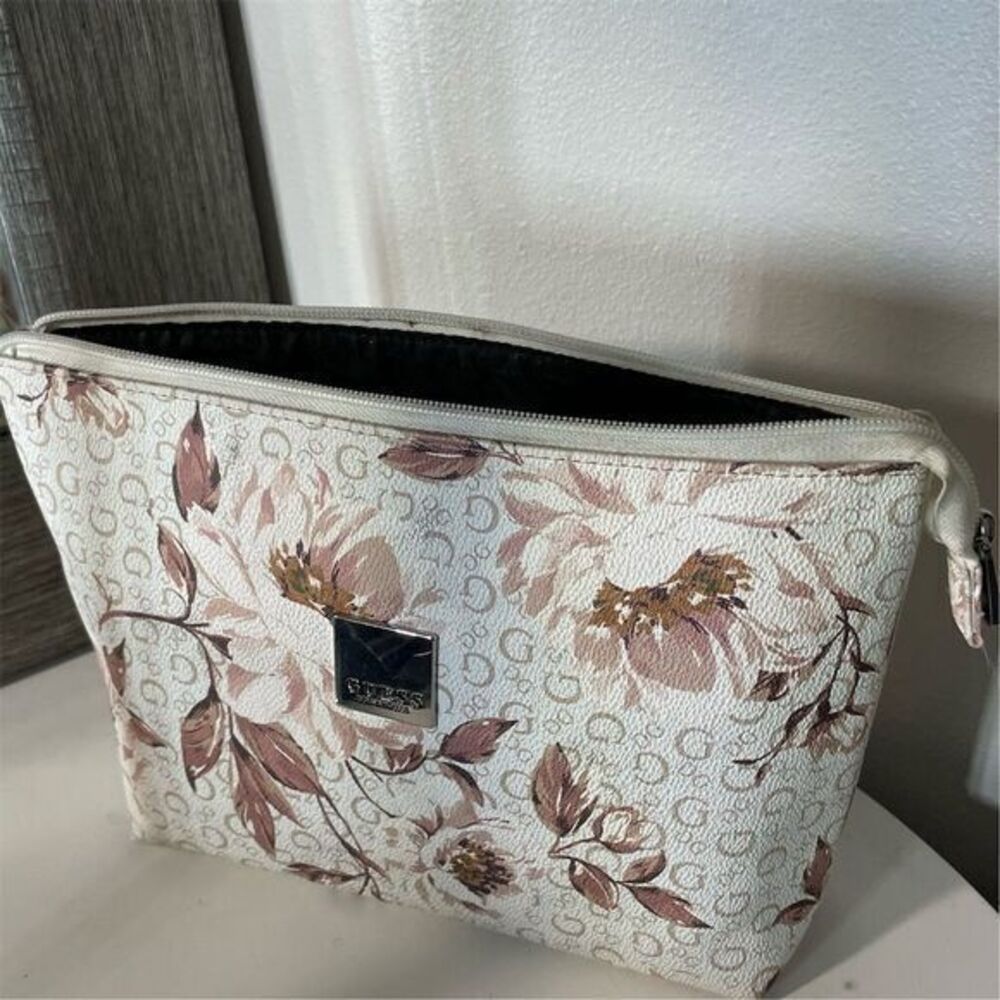 GUESS Bisbee Women's Floral Clutch Cosmetic Travel Bag White Multicolor